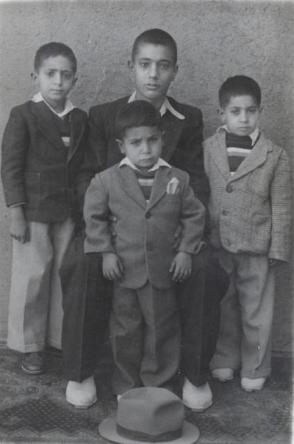 از چپ به راست: احمد، عبدالله مسعودی(پسر عمه)، من