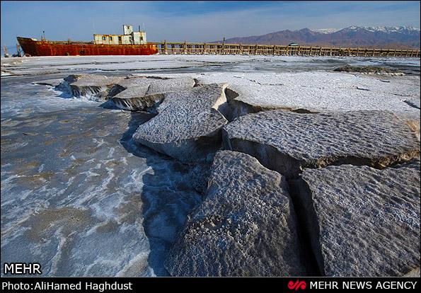 گزارش تصویری کشتی های به نمک نشسته بندر شرفخانه در دریاچه ارومیه