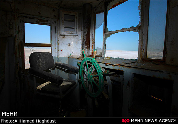 گزارش تصویری کشتی های به نمک نشسته بندر شرفخانه در دریاچه ارومیه